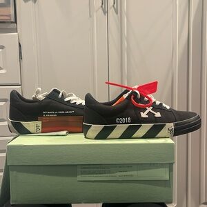 Off white low top black sneaker size 40